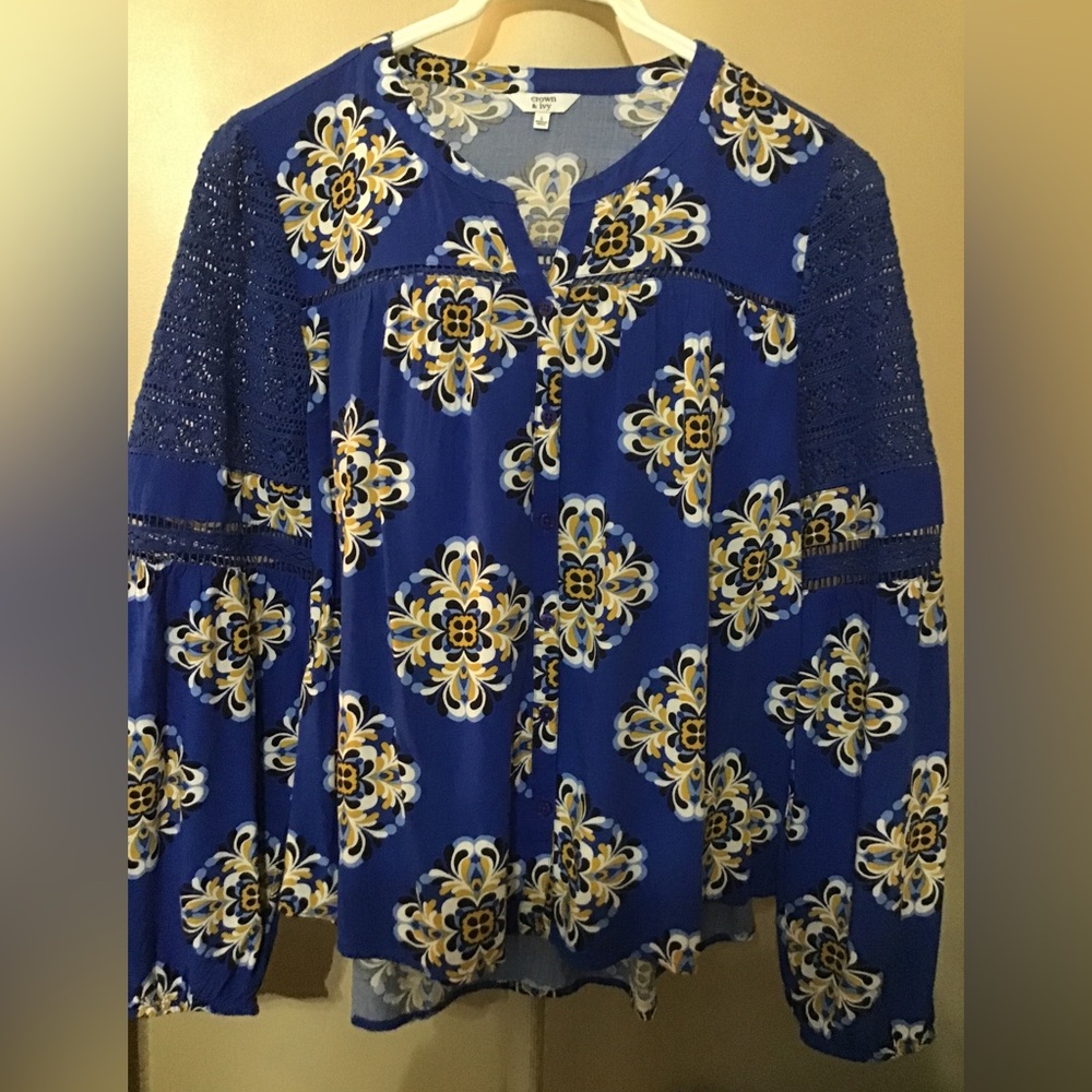 Women’s crown and ivy size large long sleeve button down top/blouse